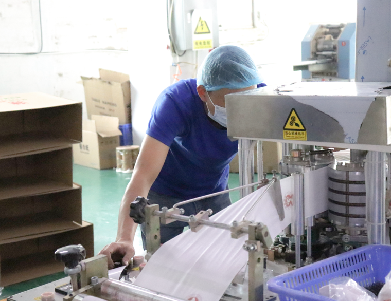 muncitor de control al calității care inspectează procesul de producție a hârtiei igiene